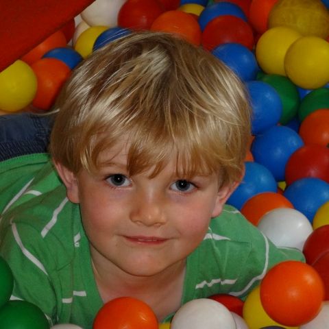 Junge Bällchenbad Bubenheimer Spieleland