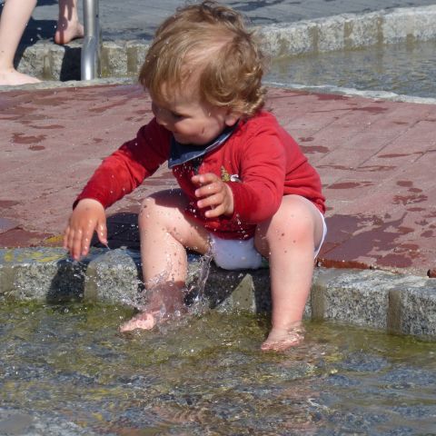 Kleinkind auf dem Wasserspielplatz