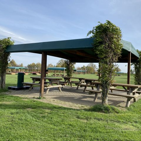 Ein Pavillons fürs Picknick im Außenbereich