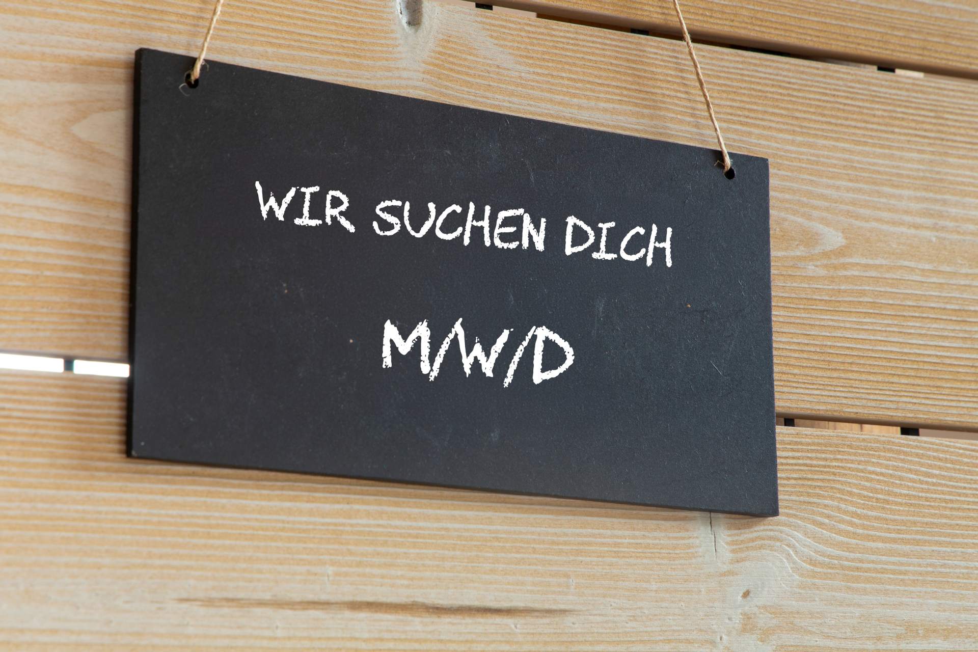 Schiefertafel mit den Worten:"wir suchen dich M/W/D