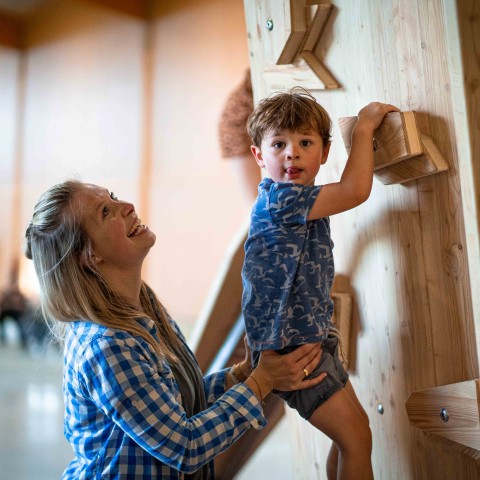 Mutter und Kind an einer Kletterwand