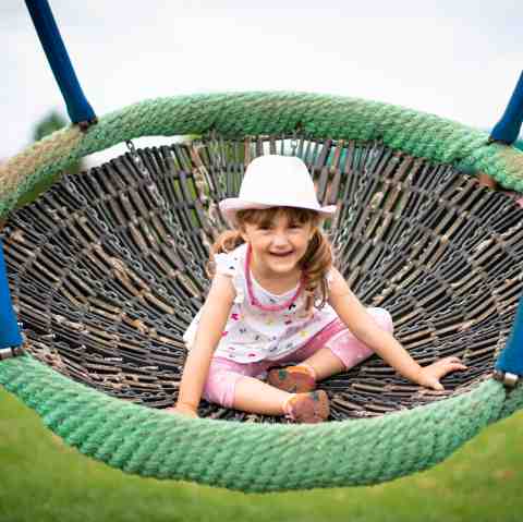 Mädchen in der Nestschaukel