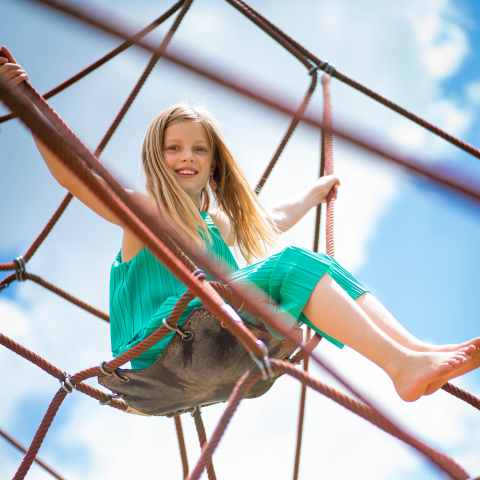 Mädchen im Klettergerüst