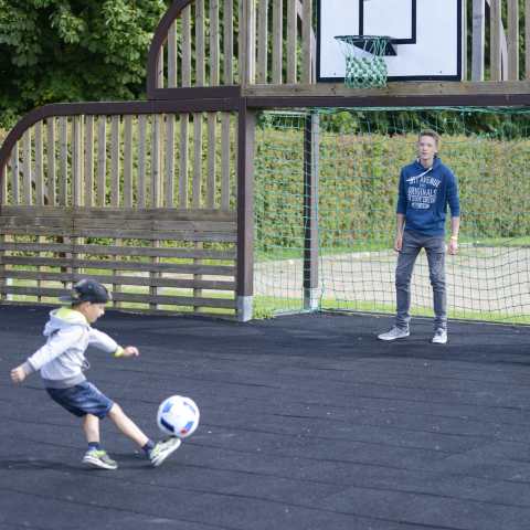 Zwei Fußball spielende Jungen in der Fußballarena