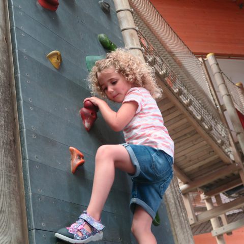 Mädchen an der Kletterwand in der Allwetterhalle