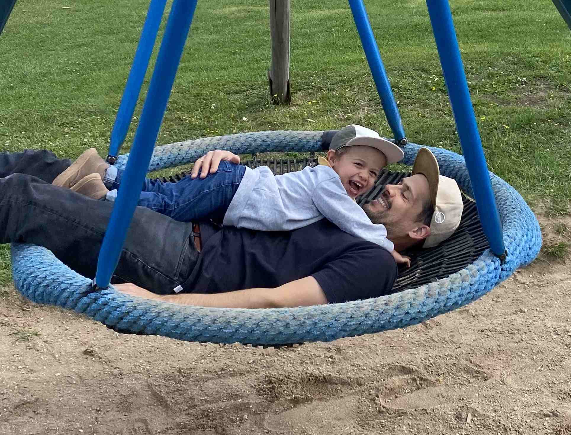 Vater und Sohn in Nestschaukel