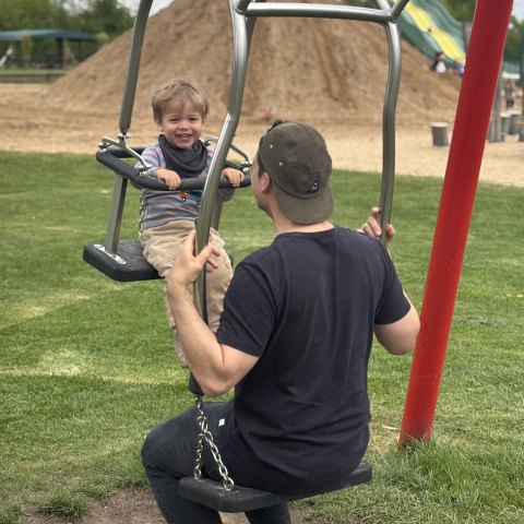 Vater und Sohn auf der Partnerschaukel