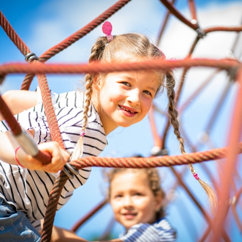 2 Mädchen in der Kletterpyramide im Bubenheimer Spieleland