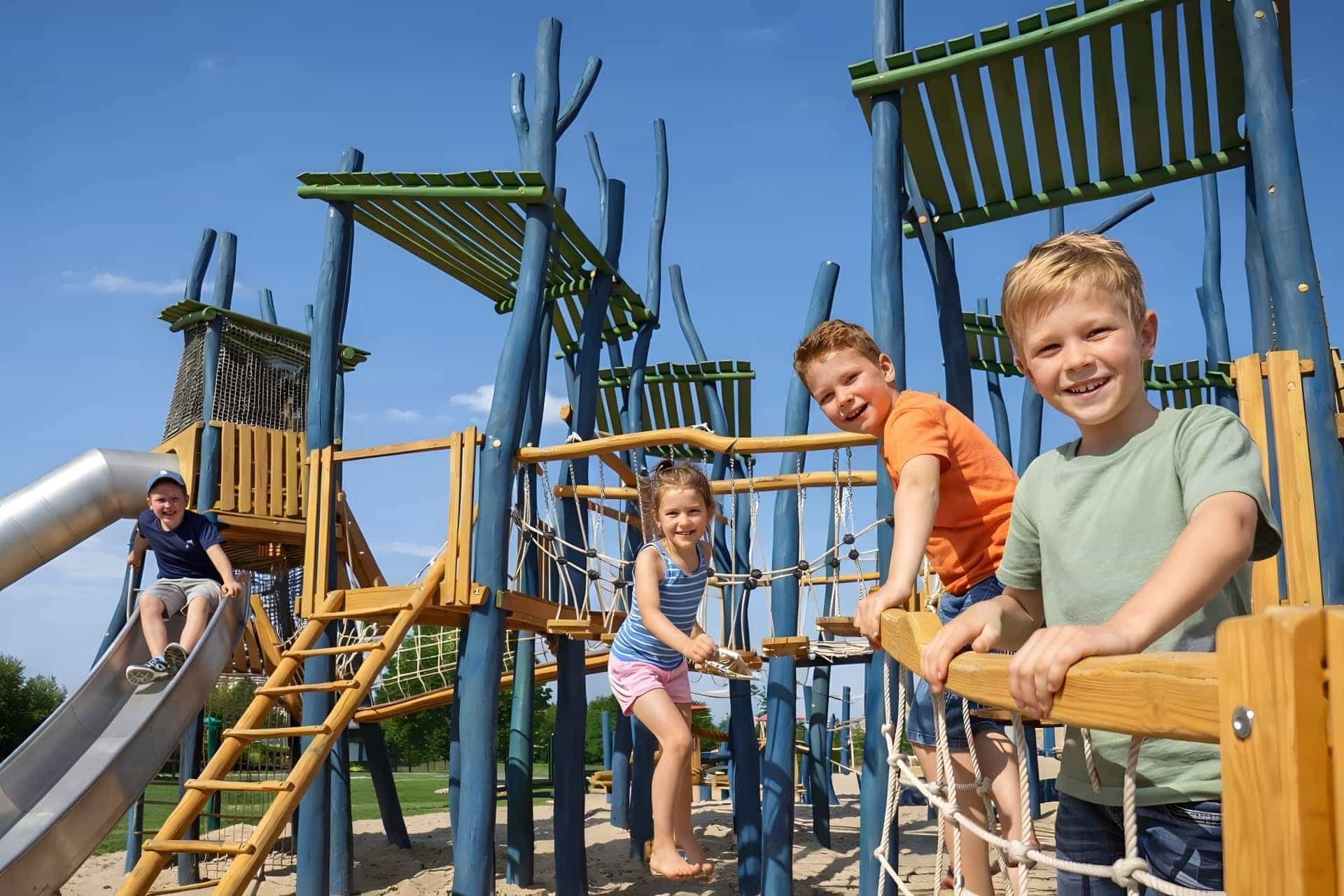 Klettergerüst mit Kindern im Bubenheimer Spieleland